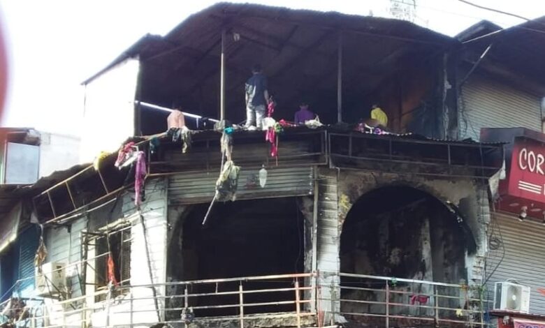 पलटन बाजार में गारमेंट्स की दूकान में लगी आग पलटन बाजार में गारमेंट्स की दूकान में लगी आग