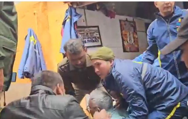 बेहोश होकर गिरे बुजुर्ग के लिए देवदूत बने जवान