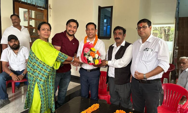 हार को देखते हुए निकाय चुनावों को टाल रही सरकार : नवीन जोशी