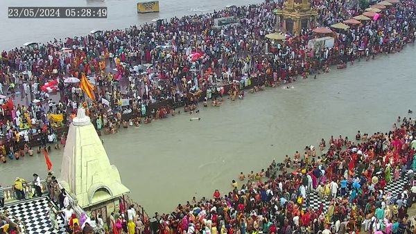बुद्ध पूर्णिमा : हर की पैड़ी में आस्था की डुबकी
