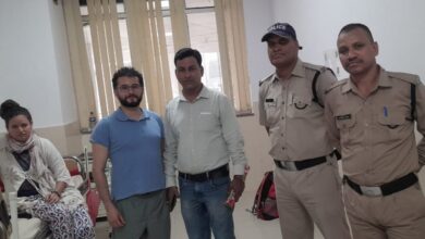 पुलिस ने लावारिस घूम रही विदेशी महिला को परिजनों से मिलाया