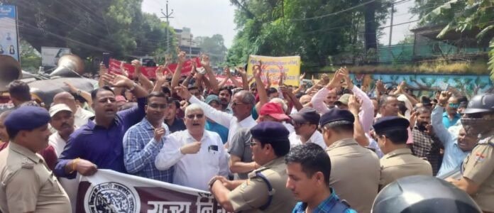 महासंघ ने नियमितीकरण की मांग को लेकर किया सचिवालय कूच