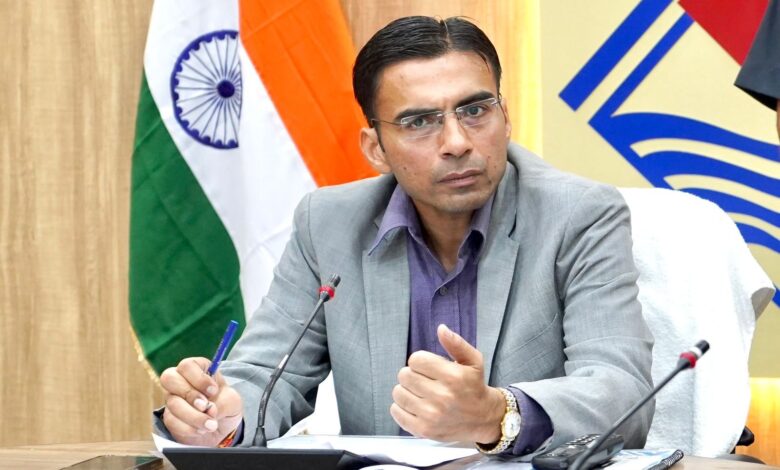 मरीजों की समझें पीड़ा, सरकारी चिकित्सालयों में अनावश्यक रेफरल स्वीकार नहीः डीएम