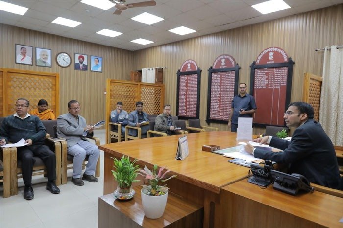 महिलाओं के लिए नये शौचालय निर्माण के साथ ही शहर में अन्य शौचालय को भी करें मॉडिफाईः डीएम