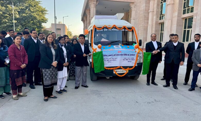 जिला न्यायाधीश ने हरी झंडी दिखाकर रवाना की मोबाइल वैन जिला न्यायाधीश ने हरी झंडी दिखाकर रवाना की मोबाइल वैन