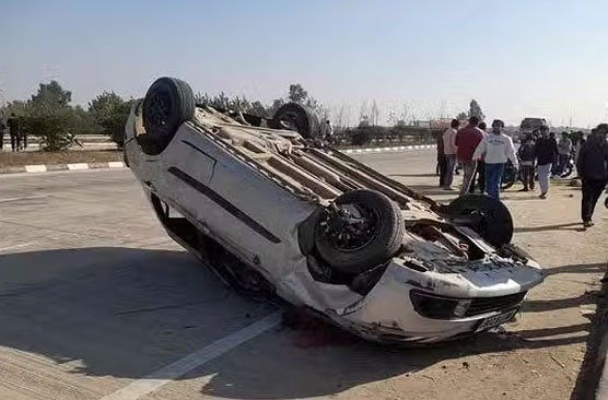 बरात की कार अनियंत्रित होकर पलटी, दो युवकों की मौत