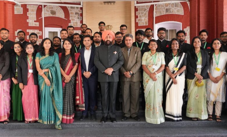 भारतीय दूरसंचार सेवा के प्रशिक्षु अधिकारियों ने की राज्यपाल से मुलाकात भारतीय दूरसंचार सेवा के प्रशिक्षु अधिकारियों ने की राज्यपाल से मुलाकात